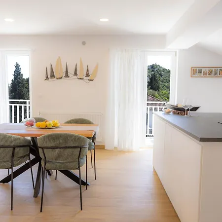 Apartment Skalin - Modern Comfort With A Local Touch Rogotin