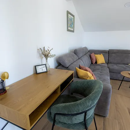Skalin - Modern Comfort With A Local Touch Apartament